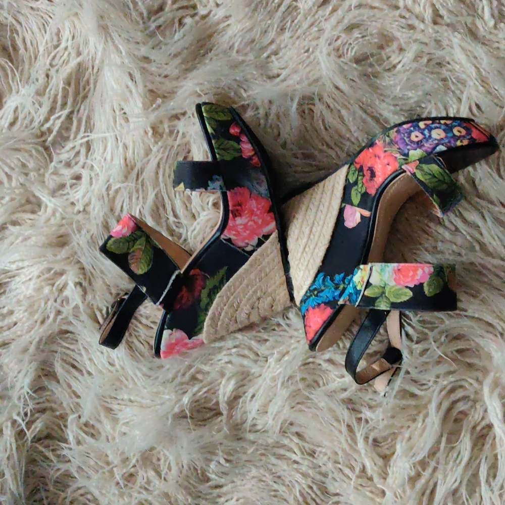 NWOT Chase+Chloe floral fabric wedges shoes size 8.5